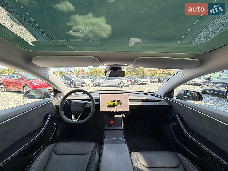 Седан Tesla Model 3 2025 в Стрию