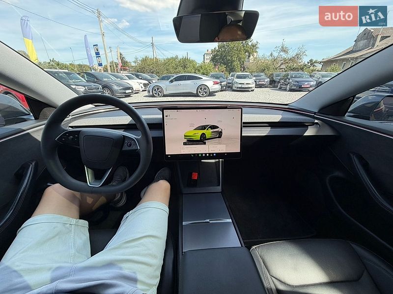 Седан Tesla Model 3 2025 в Стрию
