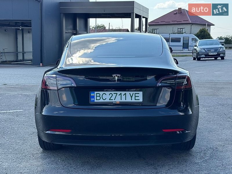 Седан Tesla Model 3 2023 в Львове
