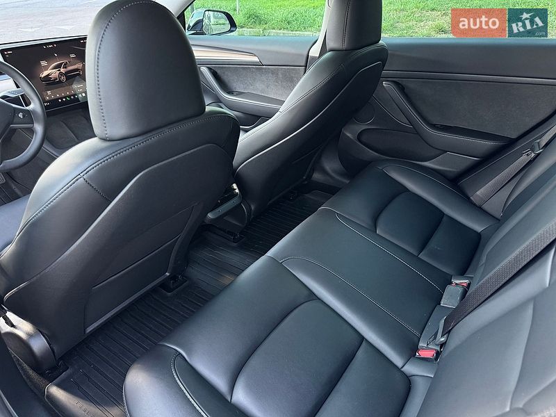 Седан Tesla Model 3 2023 в Львове