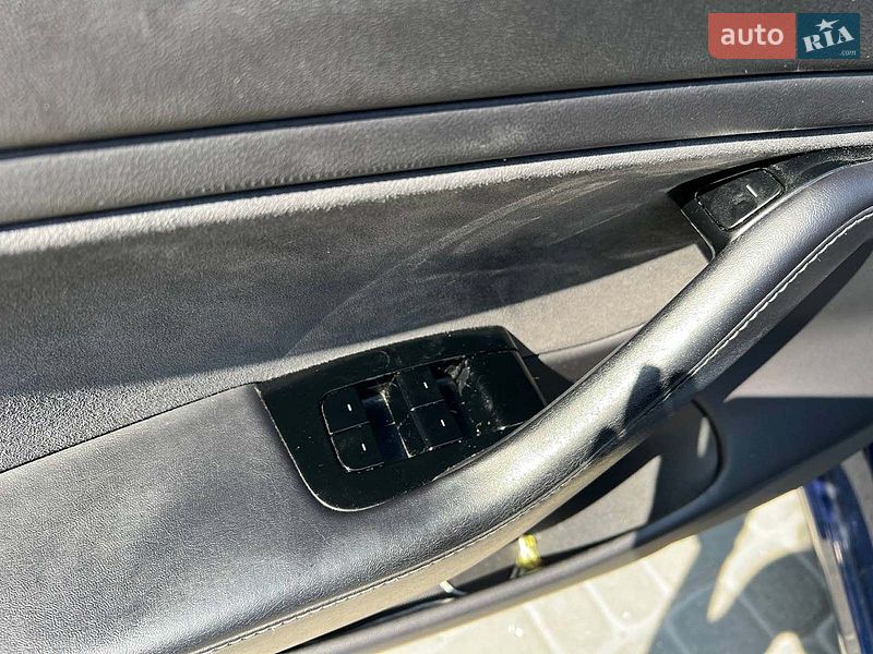 Седан Tesla Model 3 2019 в Львове