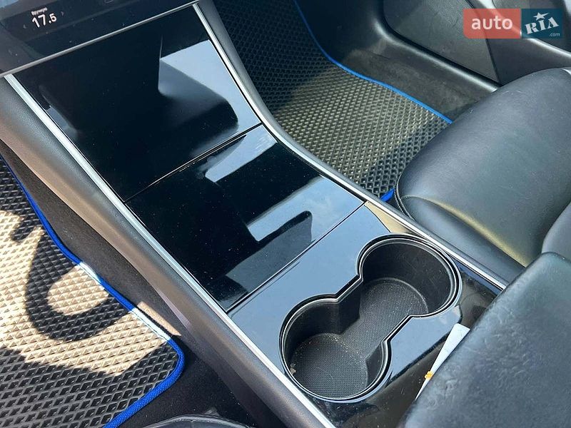 Седан Tesla Model 3 2019 в Львове