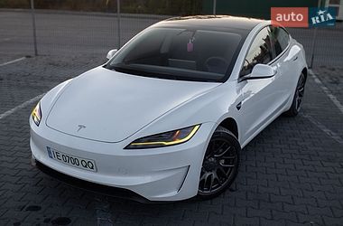 Седан Tesla Model 3 2025 в Чернівцях