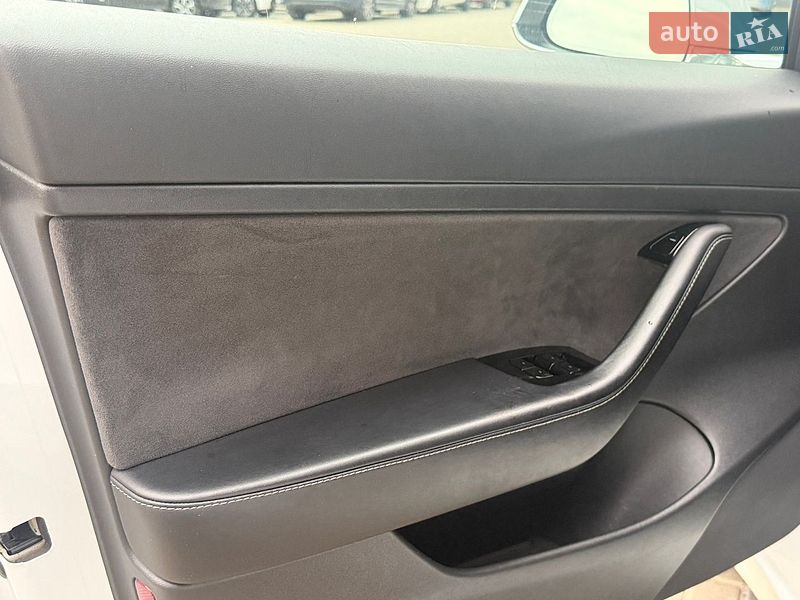 Седан Tesla Model 3 2020 в Києві