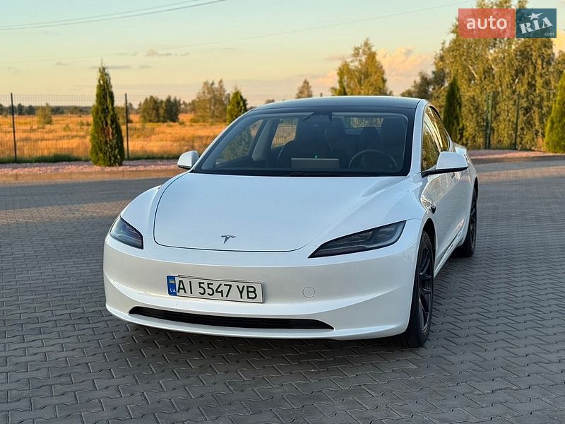 Седан Tesla Model 3 2024 в Бучі
