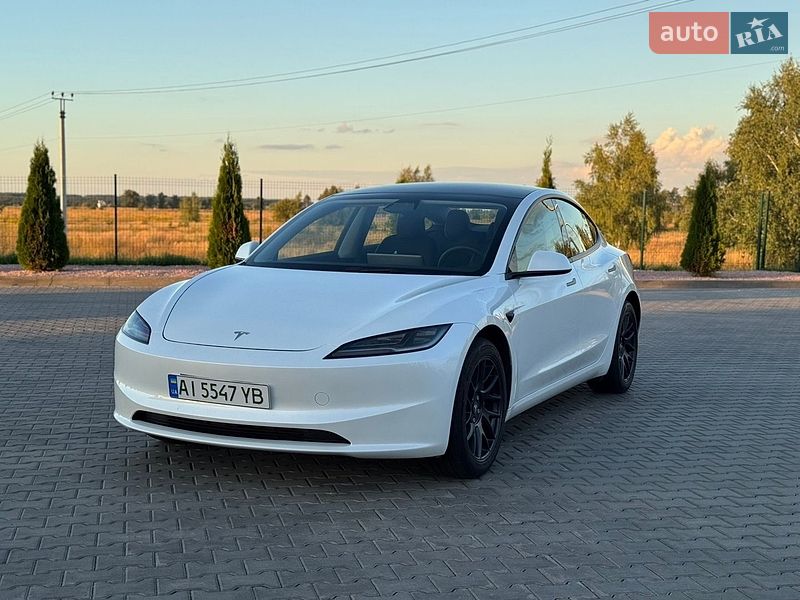 Седан Tesla Model 3 2024 в Бучі