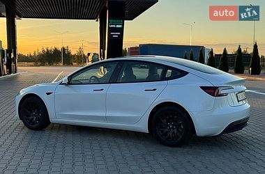 Седан Tesla Model 3 2024 в Бучі