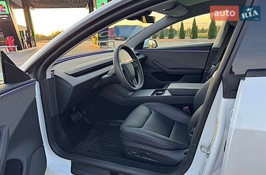Седан Tesla Model 3 2024 в Бучі