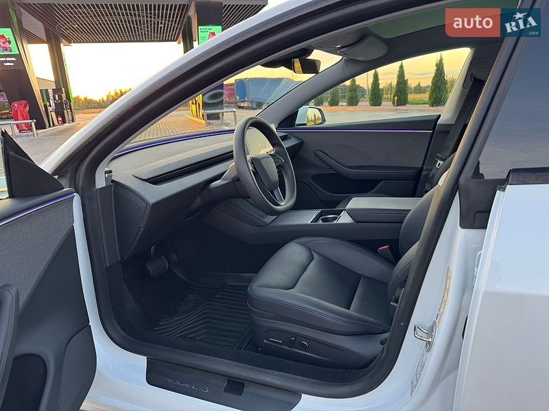 Седан Tesla Model 3 2024 в Бучі