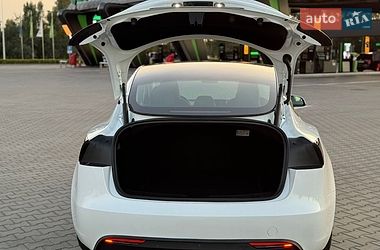 Седан Tesla Model 3 2024 в Бучі