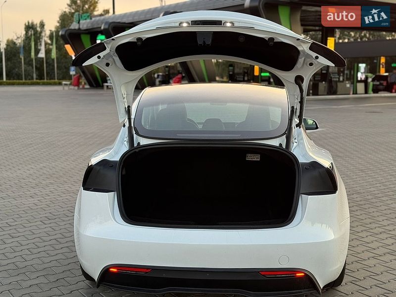 Седан Tesla Model 3 2024 в Бучі