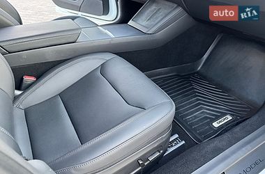 Седан Tesla Model 3 2024 в Бучі