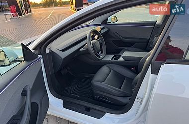 Седан Tesla Model 3 2024 в Бучі