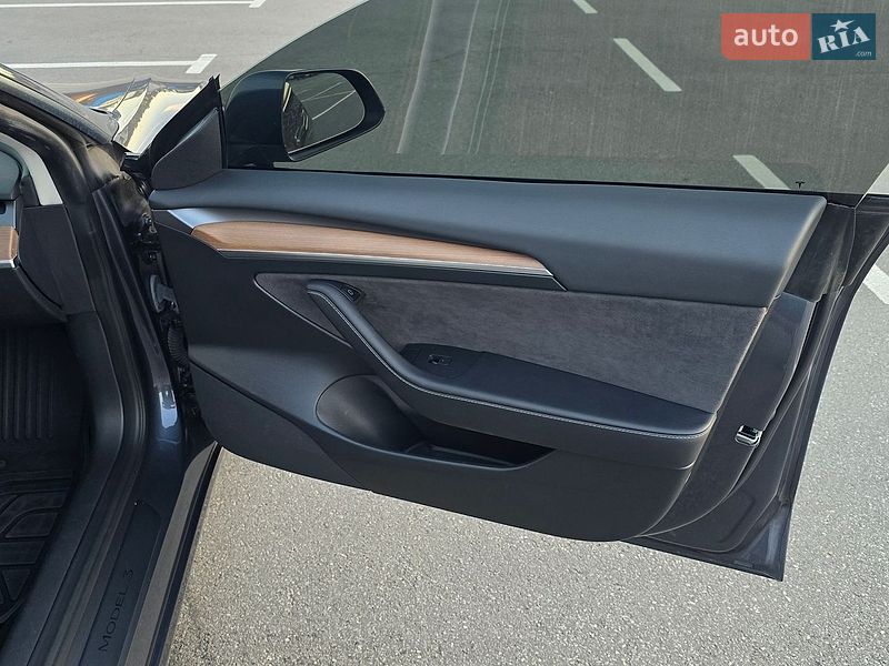 Седан Tesla Model 3 2023 в Днепре