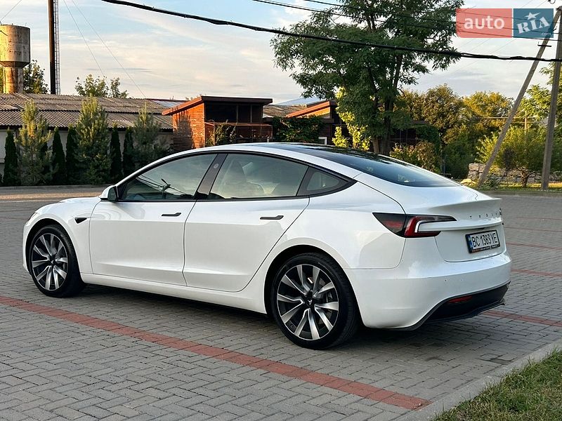 Седан Tesla Model 3 2024 в Львові