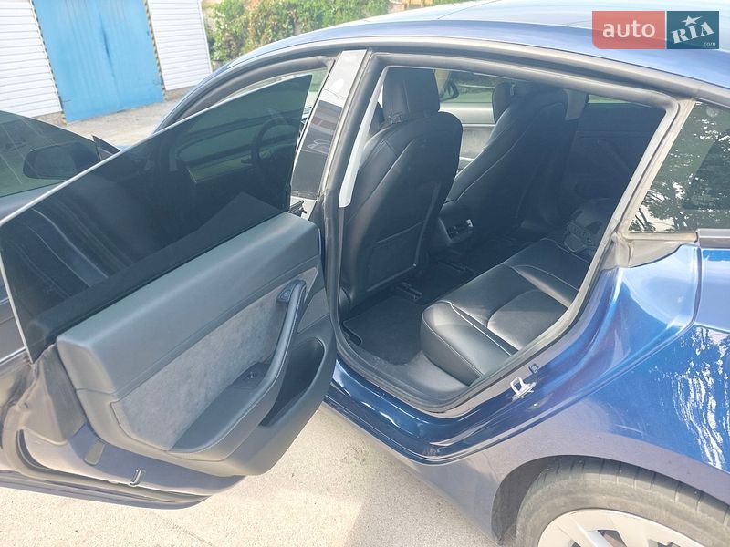 Седан Tesla Model 3 2021 в Томаковке
