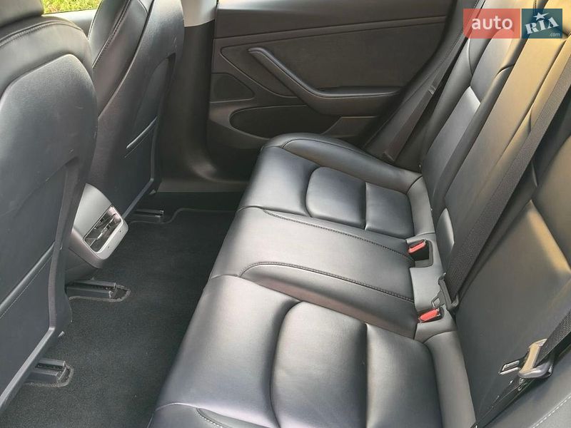 Седан Tesla Model 3 2020 в Івано-Франківську