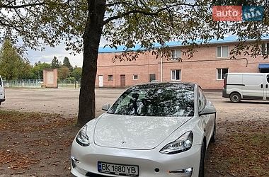 Седан Tesla Model 3 2021 в Млинове