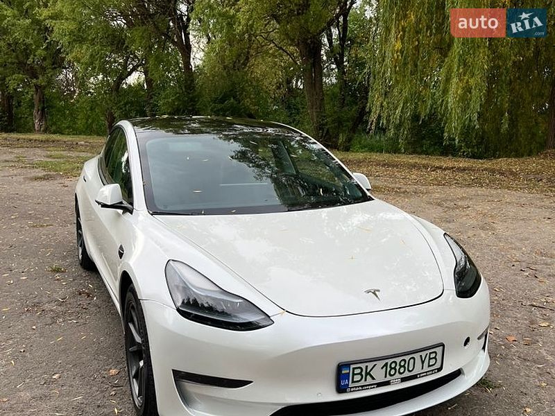 Седан Tesla Model 3 2021 в Млинове