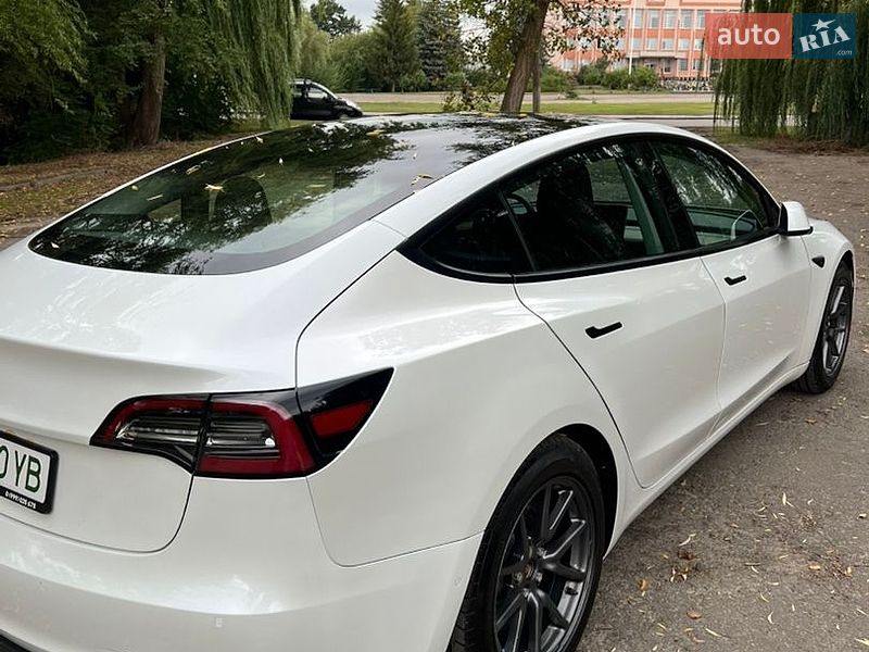 Седан Tesla Model 3 2021 в Млинове