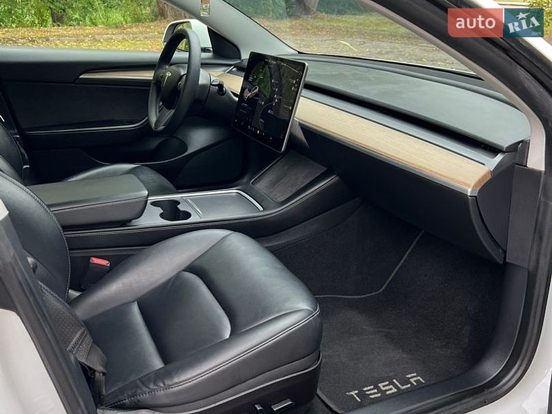 Седан Tesla Model 3 2021 в Млинове