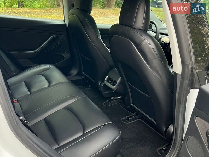Седан Tesla Model 3 2021 в Млинове