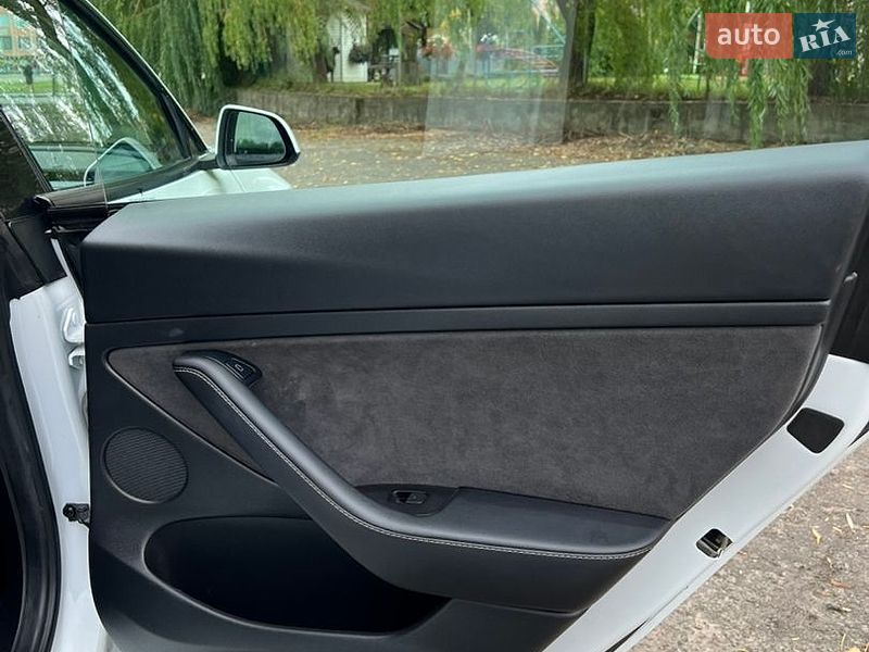 Седан Tesla Model 3 2021 в Млинове
