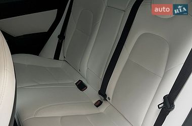 Седан Tesla Model 3 2019 в Львові