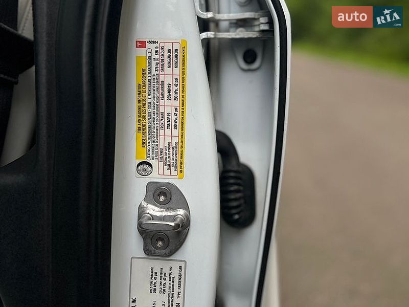 Седан Tesla Model 3 2019 в Львові