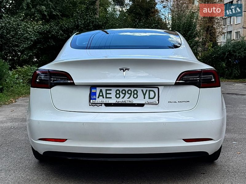 Седан Tesla Model 3 2021 в Кривому Розі