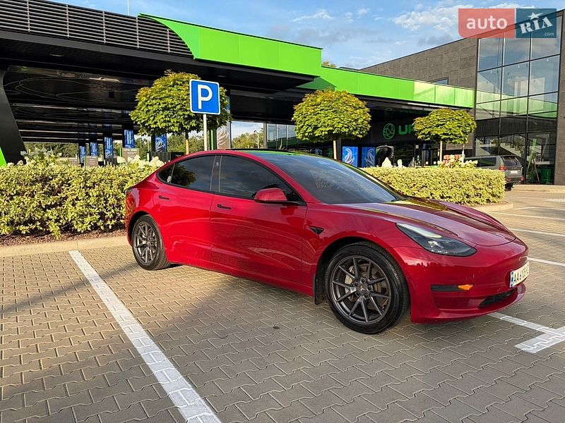 Седан Tesla Model 3 2021 в Киеве