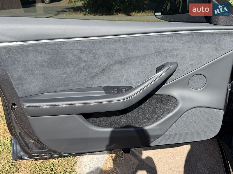 Седан Tesla Model 3 2024 в Києві