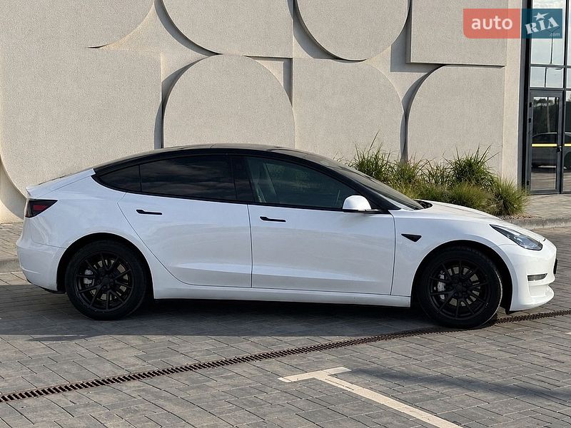 Седан Tesla Model 3 2021 в Луцке