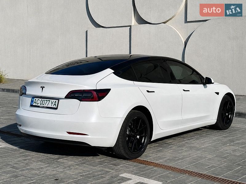 Седан Tesla Model 3 2021 в Луцке
