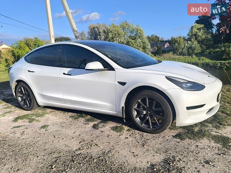 Седан Tesla Model 3 2022 в Львове