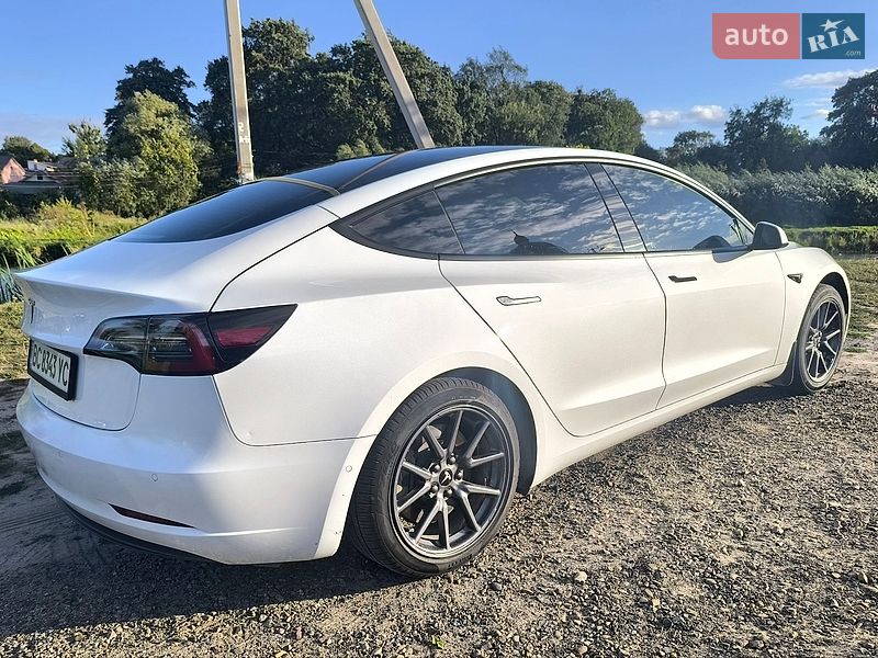 Седан Tesla Model 3 2022 в Львове