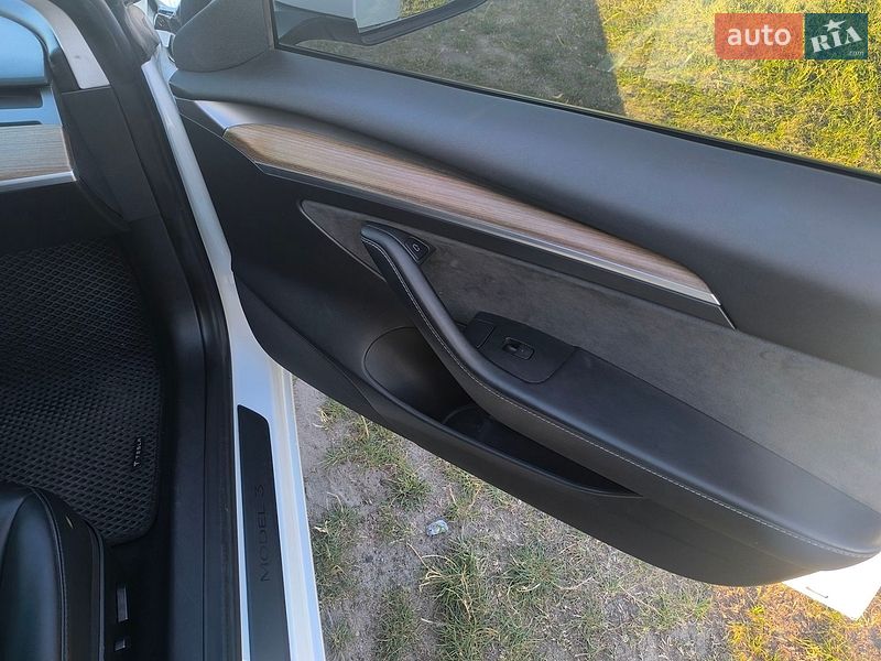Седан Tesla Model 3 2022 в Львове