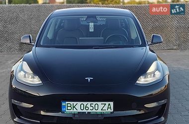 Седан Tesla Model 3 2022 в Вараше