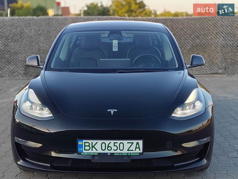 Седан Tesla Model 3 2022 в Вараше