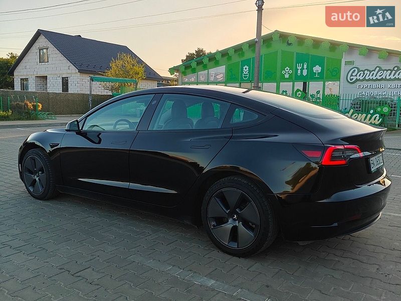 Седан Tesla Model 3 2022 в Вараше