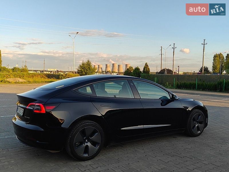 Седан Tesla Model 3 2022 в Вараше
