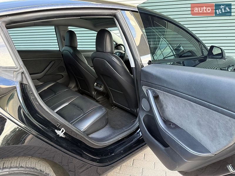 Седан Tesla Model 3 2022 в Рівному