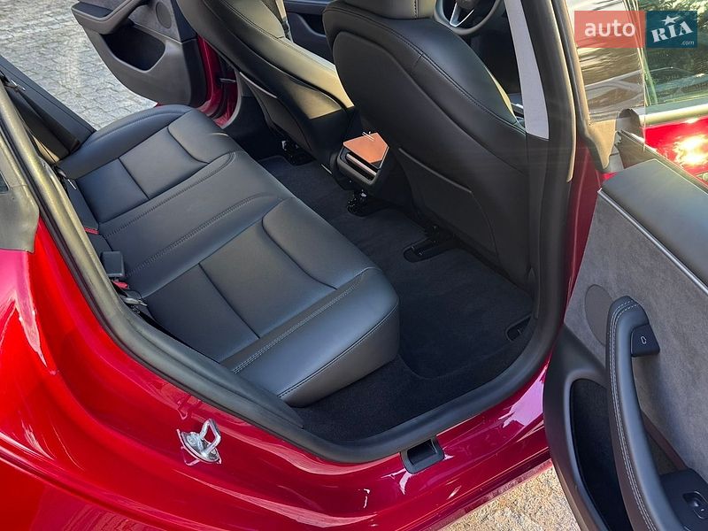 Седан Tesla Model 3 2025 в Львове