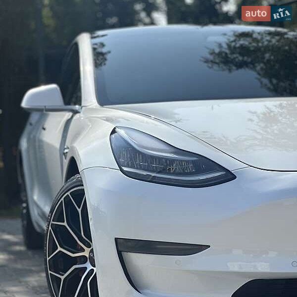 Седан Tesla Model 3 2021 в Львове