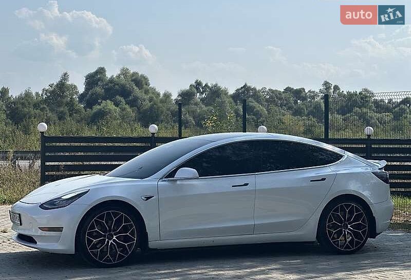 Седан Tesla Model 3 2021 в Львове