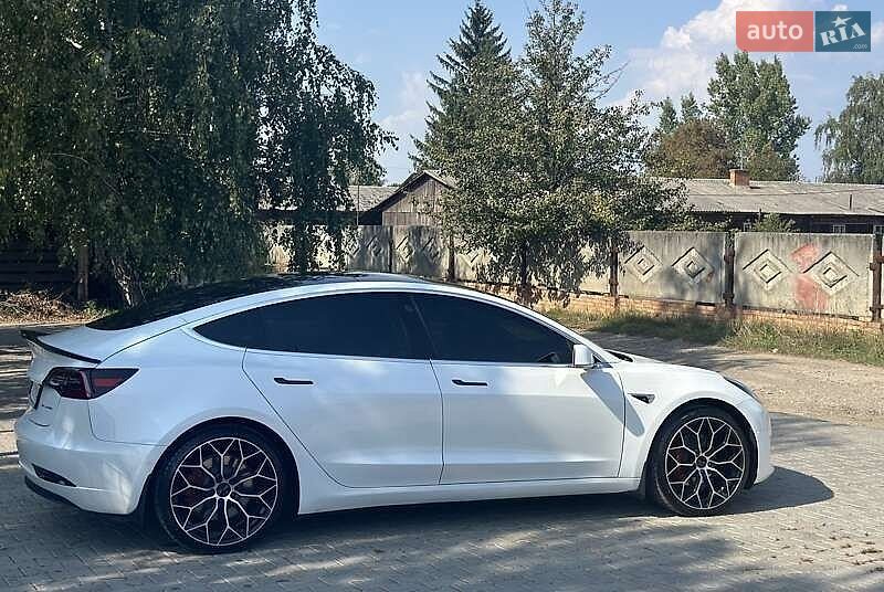 Седан Tesla Model 3 2021 в Львове