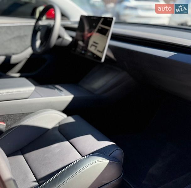 Седан Tesla Model 3 2024 в Вінниці