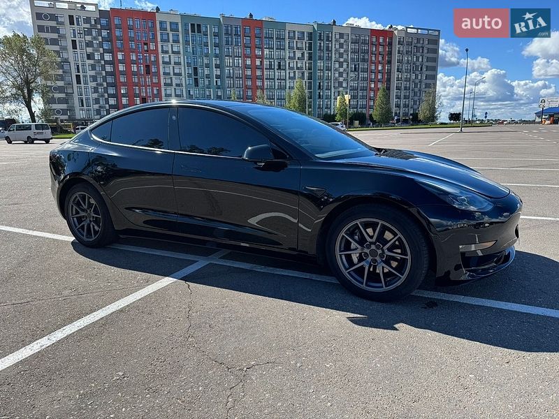 Седан Tesla Model 3 2021 в Києві