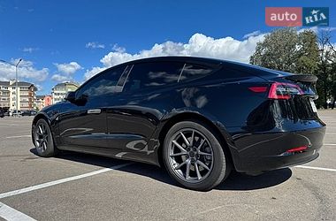 Седан Tesla Model 3 2021 в Києві