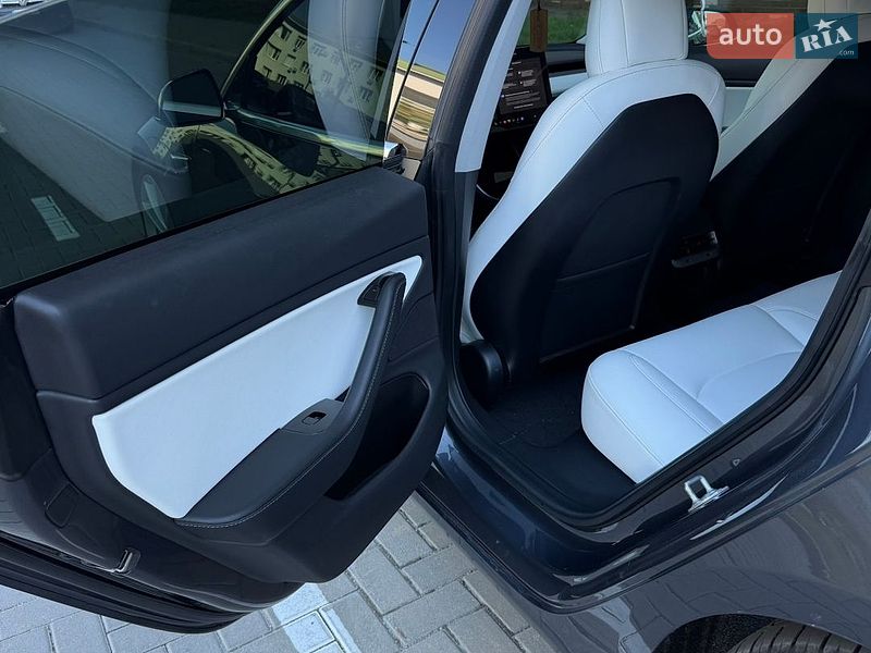 Седан Tesla Model 3 2019 в Житомирі
